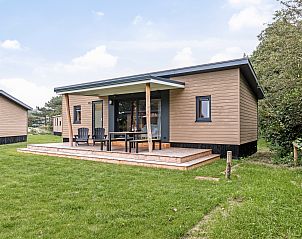 Gemtliches Wohnzimmer im 6-Personen-Mobilheim Sluftervallei, De Cocksdorp, Texel, mit Blick auf den Garten.