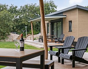 Veranda mit Wein und Glsern im 6-Personen-Mobilheim Sluftervallei, De Cocksdorp, Texel, ideal zum Entspannen.
