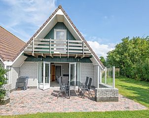 Vacation home Schelpenoord 121 in De Cocksdorp Texel offers a sunny terrace with comfortable seating.