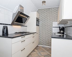 Modern kitchen in Holiday home Schelpenoord 121, De Cocksdorp Texel, fully equipped for a comfortable stay.
