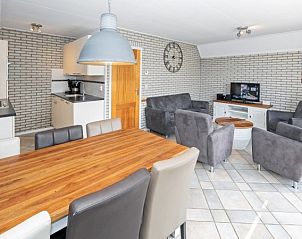 Cozy living room with dining area in Holiday home Schelpenoord 121, located in De Cocksdorp on Texel.