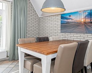 Dining area in Holiday home Schelpenoord 121, De Cocksdorp Texel, overlooking the garden.
