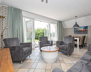 Spacious living room with garden view in Holiday home Schelpenoord 121, De Cocksdorp Texel.