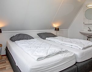 Cozy bedroom in the attic in Holiday home Schelpenoord 121, De Cocksdorp Texel, with sink.