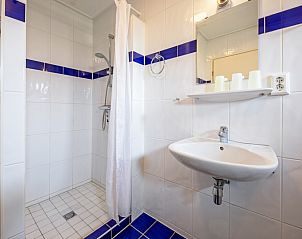 Modern bathroom with shower in Holiday home Slufterhoek 168, De Cocksdorp, Texel.