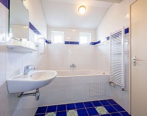 Stylish bathroom with bathtub in Holiday home Slufterhoek 168, De Cocksdorp, Texel, for ultimate relaxation.