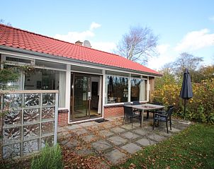 Exterior of Holiday home Slufterhoek 168, De Cocksdorp, Texel, with terrace and green surroundings.