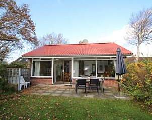 Front of Holiday home Slufterhoek 168 in De Cocksdorp, Texel, surrounded by nature.