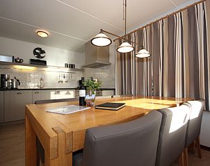 Stilvolles Esszimmer mit Holztisch in Villa De Witte Hoek, Ferienhaus Texel, ideal fr Familienessen und Zusammenknfte.