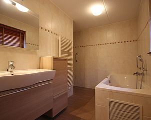 Luxurises Badezimmer mit Badewanne und modernen Annehmlichkeiten in der Villa De Witte Hoek, Ferienhaus De Cocksdorp, Texel, fr ultimativen Komfort.