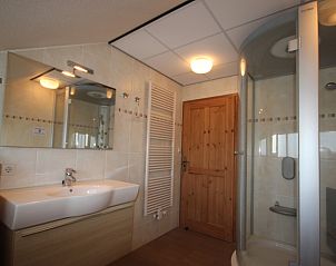Das moderne Badezimmer mit Dusche in der Villa De Witte Hoek, Ferienhaus De Cocksdorp, Texel, bietet Komfort und Stil.