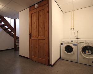 Praktische Waschkche mit Waschmaschine und Trockner in der Villa De Witte Hoek, Ferienhaus De Cocksdorp, Texel, fr zustzlichen Komfort.