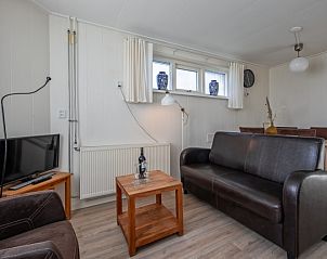 Gemtliches Wohnzimmer des Ferienhauses Kikkertstraat 60, De Cocksdorp, Texel mit komfortabler Sitzecke.