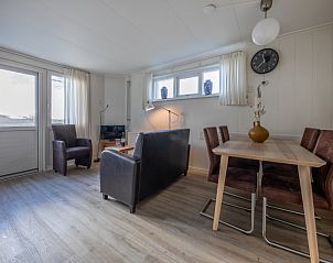 Helles Interieur des Ferienhauses Kikkertstraat 60, De Cocksdorp, Texel mit Ess- und Sitzecke.