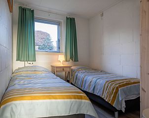 Gemtliches Schlafzimmer mit zwei Betten im Ferienhaus Kikkertstraat 60, De Cocksdorp, Texel.
