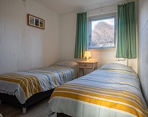 Gemtliches Schlafzimmer mit Aussicht im Ferienhaus Kikkertstraat 60, De Cocksdorp, Texel.