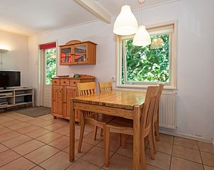 Essecke des Ferienhauses Slufterduin 088, Texel, mit Holztisch und Sthlen in einem hellen Raum.