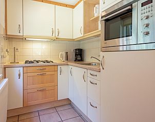 Moderne Kche des Ferienhauses Slufterduin 088, Texel, komplett ausgestattet fr einen komfortablen Aufenthalt.