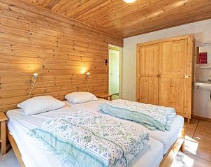 Schnes Schlafzimmer mit Holzausstattung im Ferienhaus Slufterduin 088, De Cocksdorp, Texel.