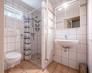 Frisches Badezimmer des Ferienhauses Slufterduin 088 in De Cocksdorp, Texel, mit Dusche und modernen Annehmlichkeiten.