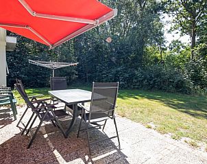Sonnige Terrasse mit Sitzgelegenheiten im Ferienhaus Slufterduin 088, Texel, ideal fr Mahlzeiten im Freien.