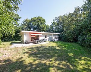 Das Ferienhaus Slufterduin 088 in De Cocksdorp, Texel, liegt in einer ruhigen, grnen Umgebung mit groem Garten.