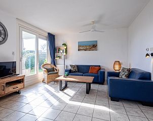 Gemtliches Wohnzimmer im Ferienhaus Slufterduin 52a, De Cocksdorp, Texel mit bequemer Sitzecke.