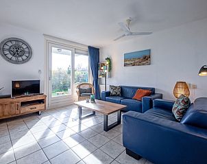 Heller Wohnraum im Ferienhaus Slufterduin 52a, De Cocksdorp, Texel mit Blick in den Garten.