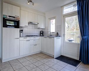 Stilvolle Kche im Ferienhaus Slufterduin 52a, De Cocksdorp, Texel mit Zugang zur Terrasse.