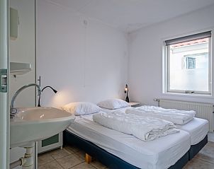 Schlafzimmer mit Doppelbett im Ferienhaus Slufterduin 52a, De Cocksdorp, Texel.