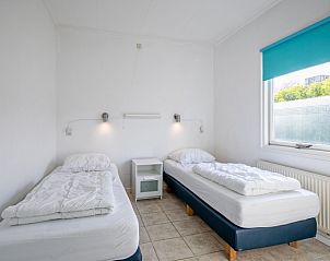 Zweites Schlafzimmer im Ferienhaus Slufterduin 52a, De Cocksdorp, Texel mit zwei Einzelbetten.