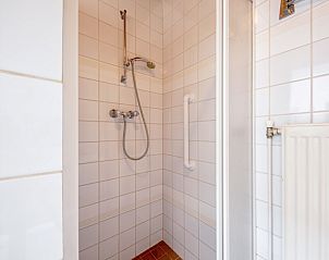 Moderne Dusche im Ferienhaus Slufterduin 52a, De Cocksdorp, Texel mit stilvoller Einrichtung.