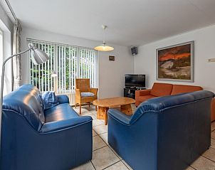 Gemtliches Wohnzimmer des Ferienhauses Slufterduin 098 in De Cocksdorp, Texel, mit bequemen Sofas und viel Licht.