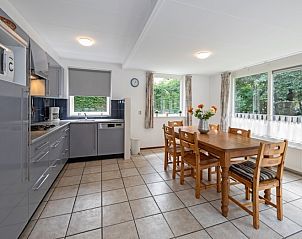 Gerumige Kche und Essbereich im Ferienhaus Slufterduin 098, Texel, mit modernen Gerten und groem Esstisch.