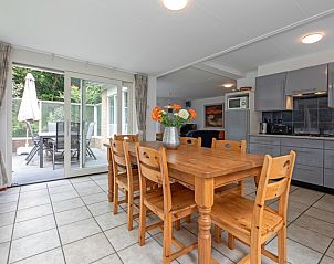 Esszimmer mit Blick auf die Terrasse im Ferienhaus Slufterduin 098, De Cocksdorp, Texel, ideal fr Familienabende.