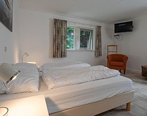 Schlafzimmer im Ferienhaus Slufterduin 098, De Cocksdorp, Texel, mit zwei Betten und ruhigem Ambiente.