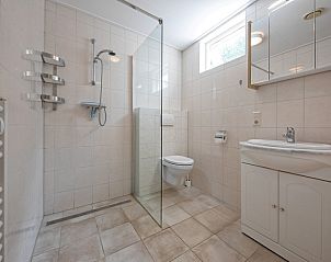 Modernes Badezimmer im Ferienhaus Slufterduin 098, De Cocksdorp, Texel, mit begehbarer Dusche und hellem Tageslicht.