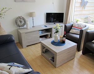 Gezellige woonkamer in De Vlinder, vakantiehuis De Cocksdorp, Texel, met comfortabele zithoek en moderne inrichting.