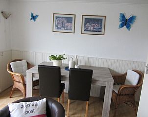 Stijlvolle eetkamer in vakantiehuis De Vlinder, De Cocksdorp, Texel, met moderne meubels en decoraties.