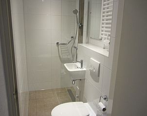 Moderne badkamer in vakantiehuis De Vlinder, De Cocksdorp, Texel, voorzien van alle gemakken en comfort.