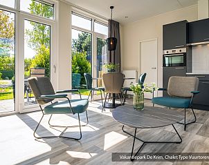 Modernes Wohnzimmer des Chalets Typ Vuurtoren de Luxe in De Cocksdorp, Texel mit viel Licht.