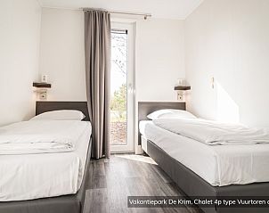 Zweites Schlafzimmer im Chalet Typ Vuurtoren de Luxe, De Cocksdorp, Texel mit zwei Einzelbetten.