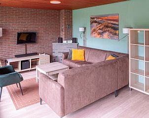 Gemtliches Wohnzimmer des Ferienhauses Slufterhoek 178 in De Cocksdorp, Texel mit bequemer Sitzecke.