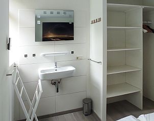 Elegantes Waschbecken und Stauraum im Ferienhaus Slufterhoek 178, De Cocksdorp, Texel.