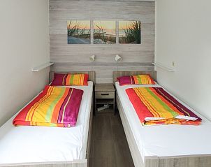 Zweites Schlafzimmer im Ferienhaus Slufterhoek 178, De Cocksdorp, Texel mit zwei Einzelbetten.