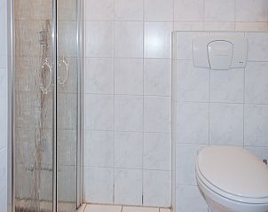 Badezimmer im Ferienhaus Slufterhoek 178, De Cocksdorp, Texel mit Dusche und Toilette.
