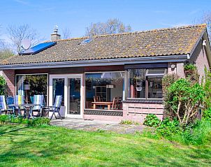 Auenbereich des Ferienhauses Slufterhoek 178 in De Cocksdorp, Texel mit Terrasse und Garten.