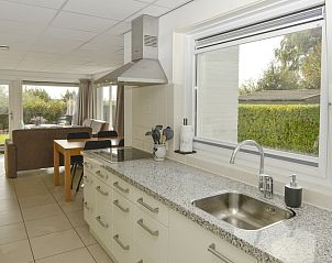 Moderne Kche im Bungalow 9300, Texel mit Gartenblick, perfektes Ferienhaus in De Cocksdorp, Watteninseln.