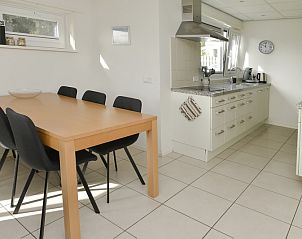 Essecke im Bungalow 9300, De Cocksdorp, Texel mit groem Tisch, ideal fr Ferien auf den Watteninseln.