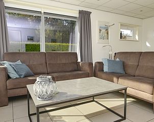 Gemtliches Wohnzimmer im Bungalow 9300, Texel, bequeme Sofas in De Cocksdorp, perfektes Ferienhaus auf den Watteninseln.